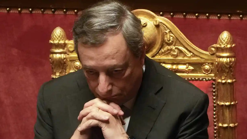 İtalya Başbakanı Draghi, Cumhurbaşkanı’na istifasını sundu
