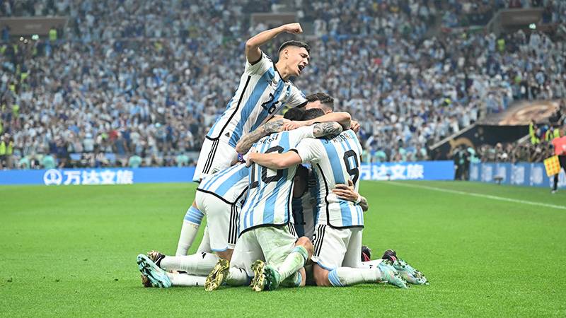 Arjantin’de Dünya Kupası coşkusu: Resmi tatil ilan edildi, takımı Buenos Aires’te  on binlerce kişi karşıladı