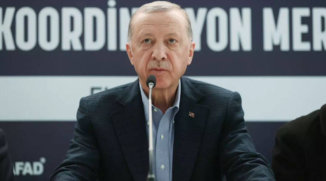 Cumhurbaşkanı Recep Tayyip Erdoğan: İnşallah deprem bölgemizi tüm illeri, ilçeleri, köyleriyle ayağa kaldırırken, ülkemizin diğer bölgelerindeki aynı tehditle yaşayan yerlerimizi de süratle dönüştüreceğiz